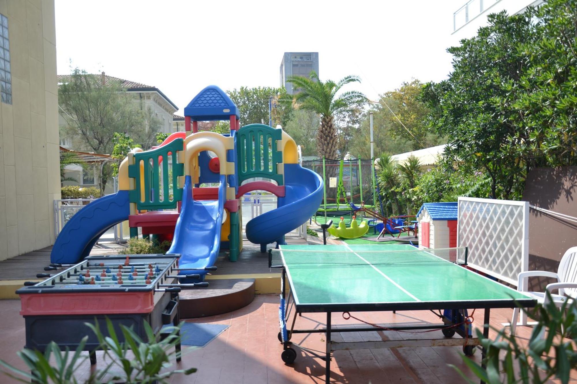 Perticari Hotel เปซาโร ภายนอก รูปภาพ