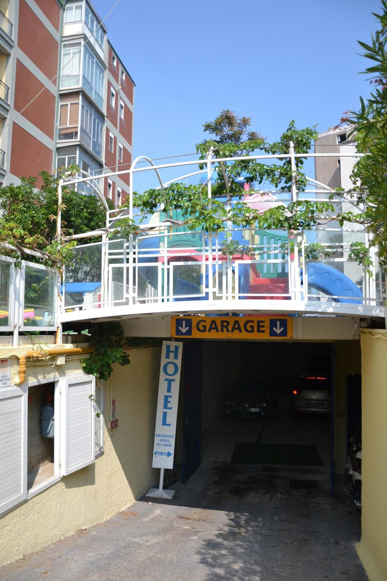 Perticari Hotel เปซาโร ภายนอก รูปภาพ