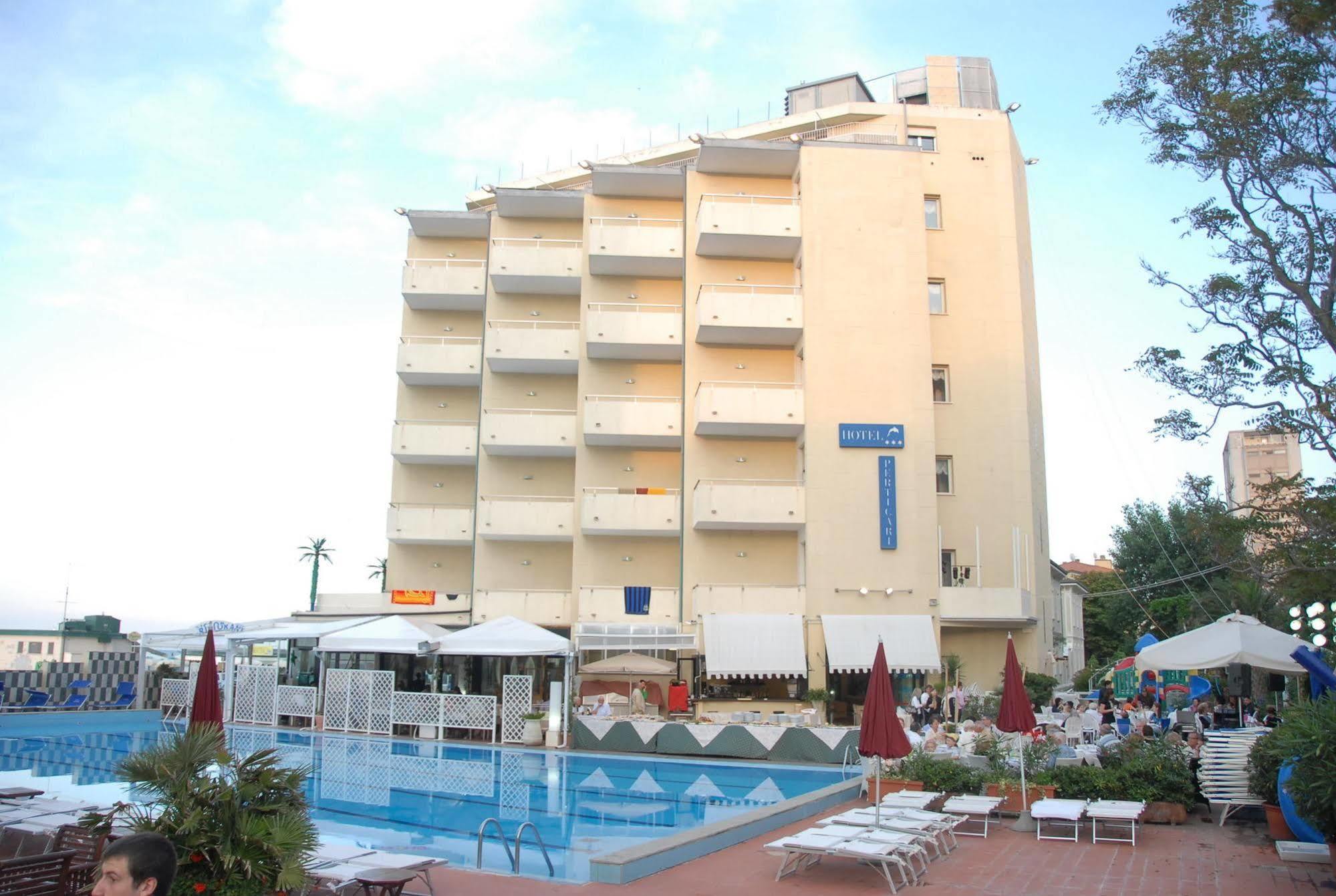 Perticari Hotel เปซาโร ภายนอก รูปภาพ