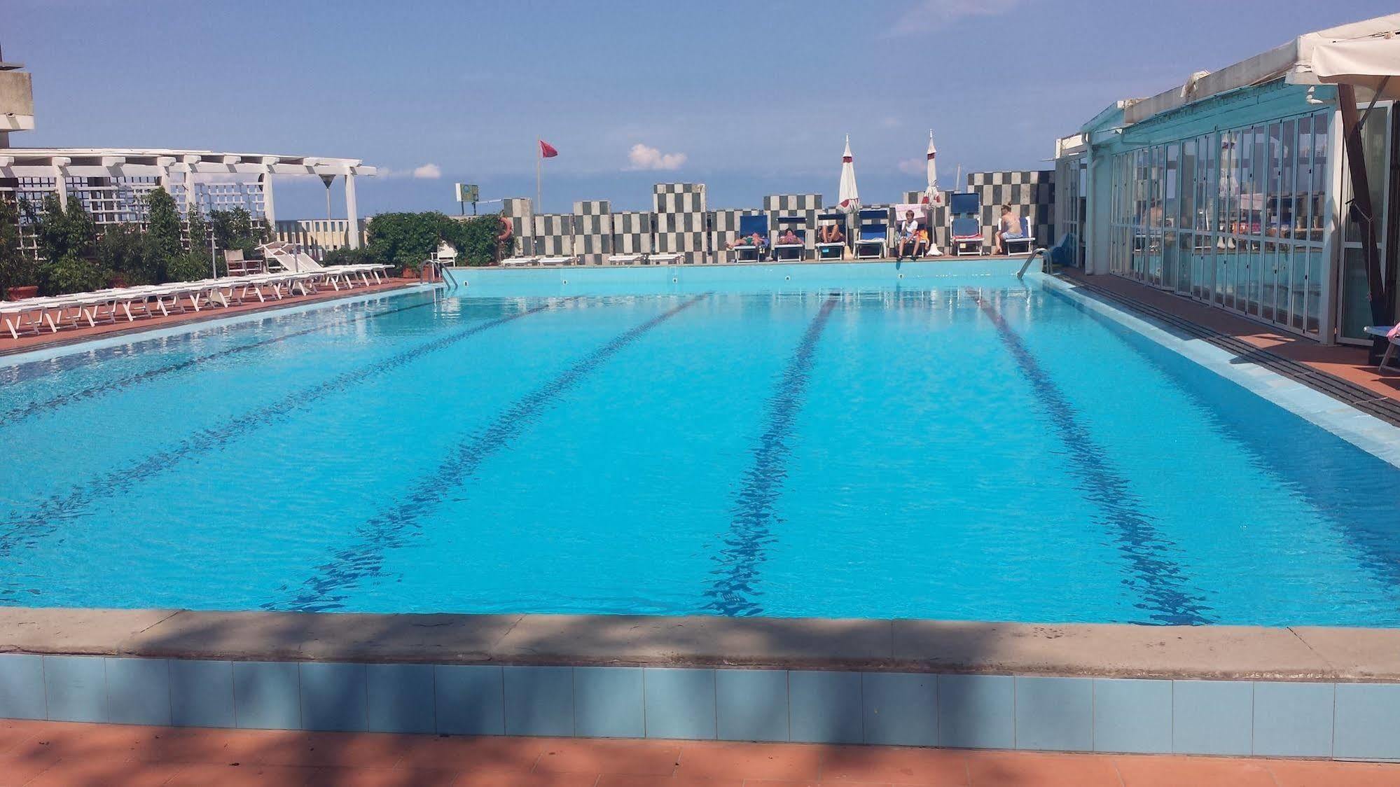 Perticari Hotel เปซาโร ภายนอก รูปภาพ