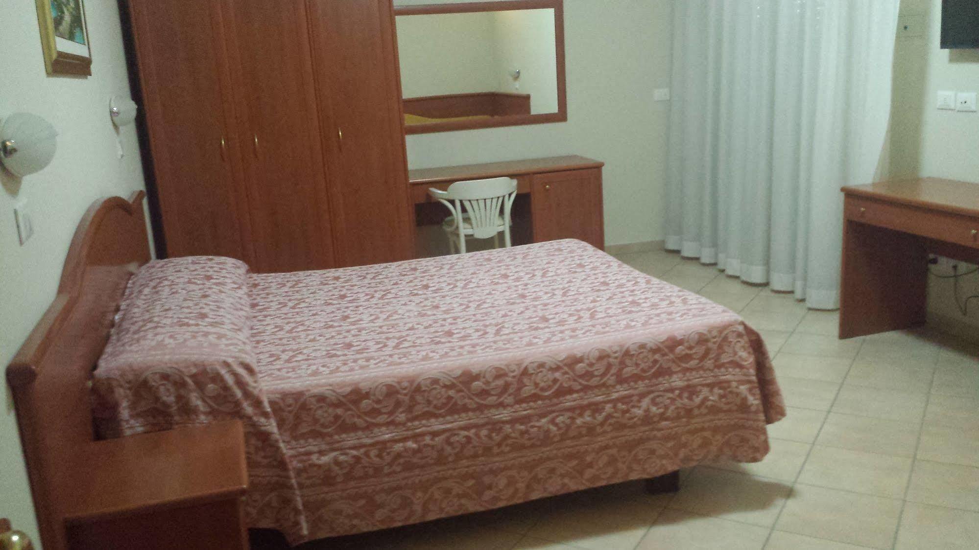 Perticari Hotel เปซาโร ภายนอก รูปภาพ
