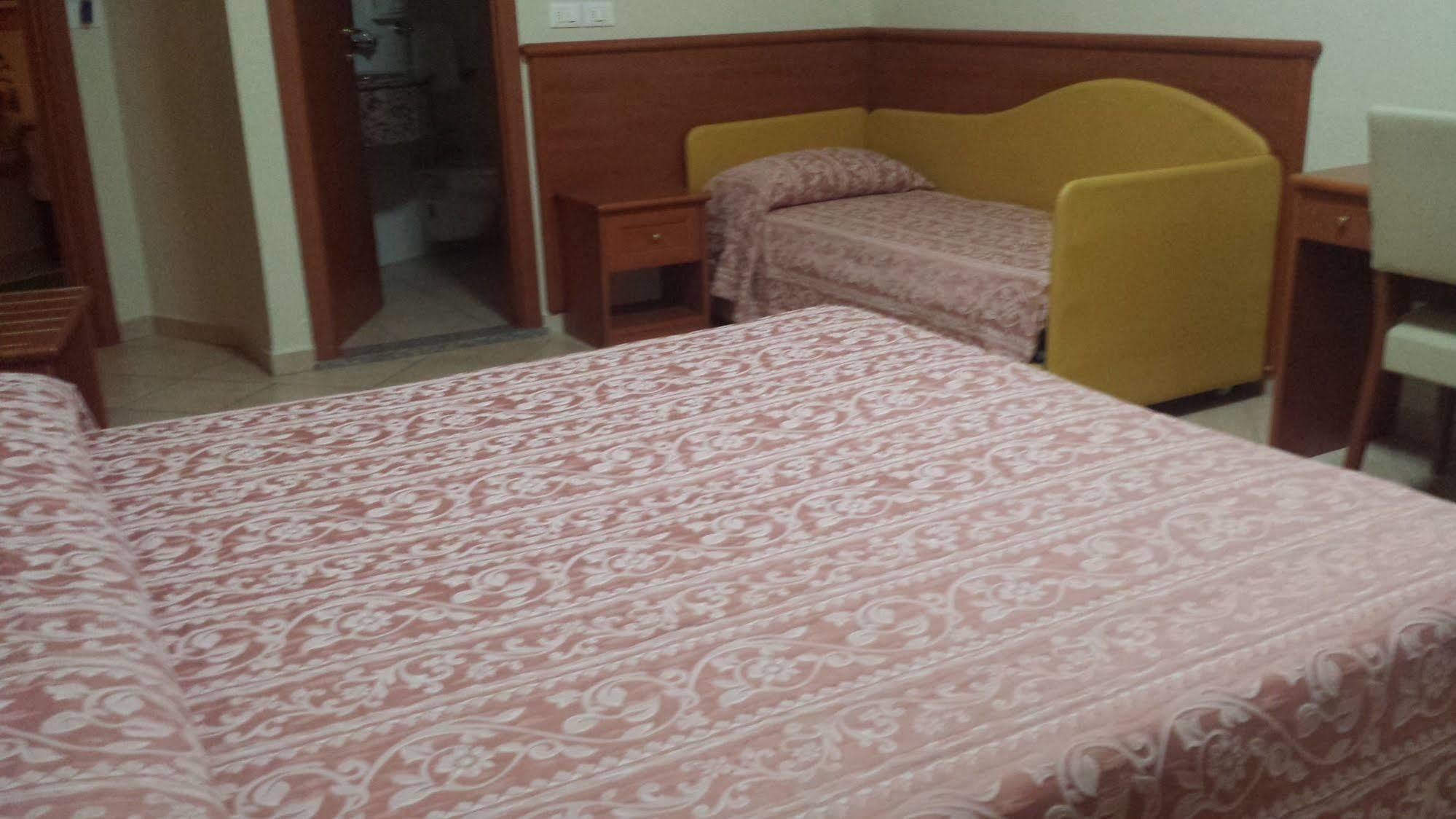 Perticari Hotel เปซาโร ภายนอก รูปภาพ